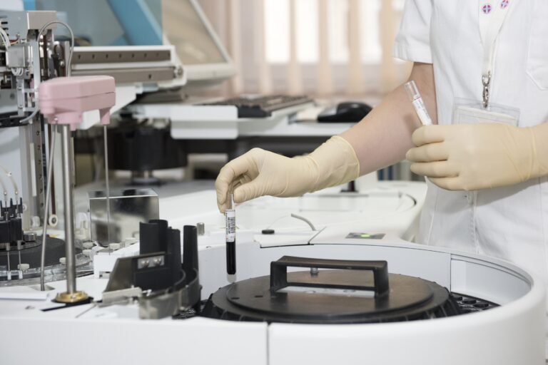 Ref. BRBE20180615001 Empresa belga ofrece servicios de distribución y representación de materiales, revestimientos y equipos para mejorar la producción industrial en los sectores de química fina y farmacia